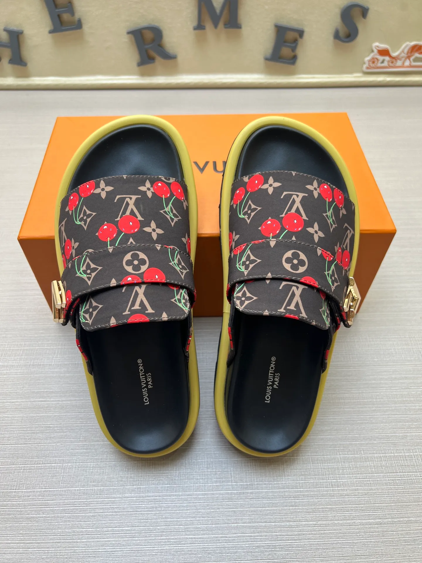 Factory price: 360💰【LOUIS VUITTON】Louis Vuitton, LV printing, men's and women's slippers are on the market, drawer box packaging with cloth bag, card, the upper pattern looks very soft and waxy, super versatile leg slimming artifact. Fabric: imported denim/canvas/old fabric, LV hardware LOGO, official website pattern printing, comfortable to wear, foot pads: high elastic men's shoes💰U water table. Sole: foam sole, heel height: about 5cm. Code number: 35-46, 35, 45, 46 are custom-made and non-returnable. Color: multiple colors and styles available.